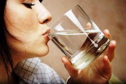 Запивание лекарства обильным количеством воды