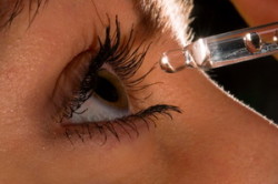 Использование глазных капель в период после удаления катаракты